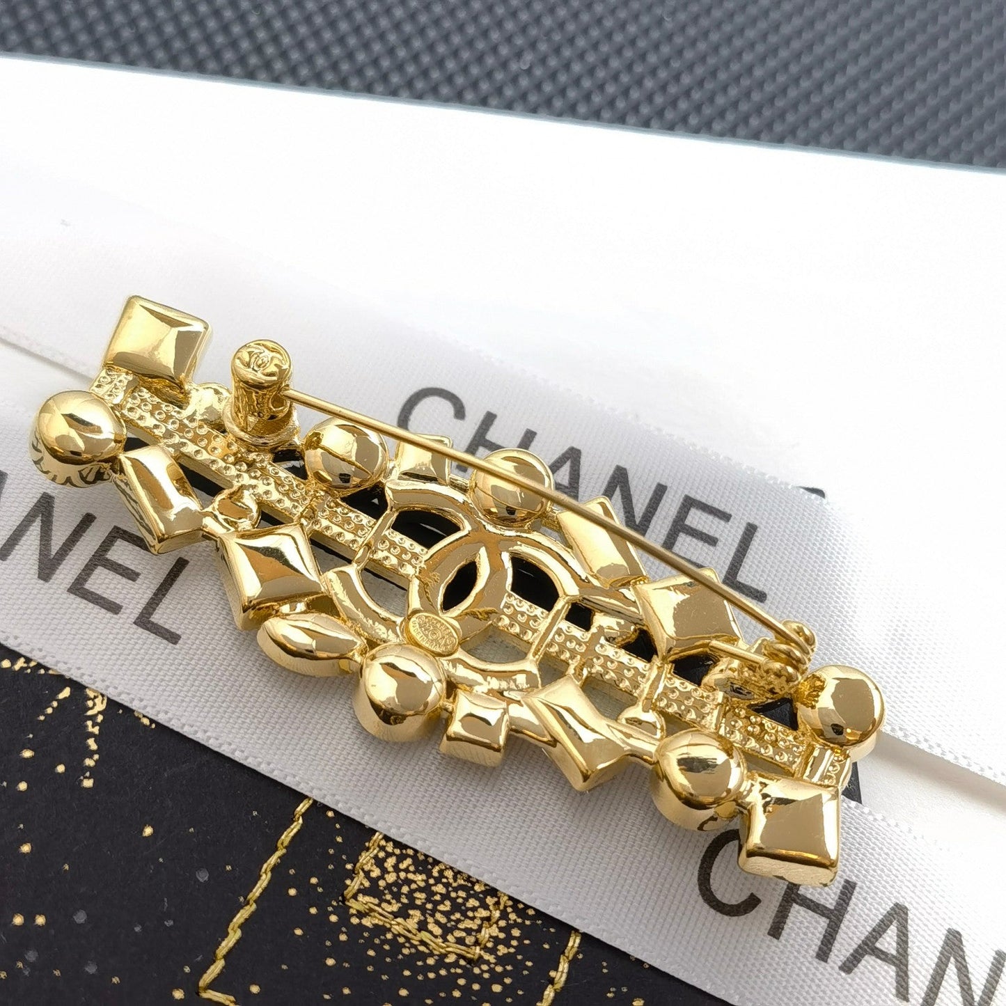 Broche dorado de estrás