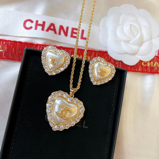 Parure collier et boucles d'oreilles cœur en diamant et perles vintage