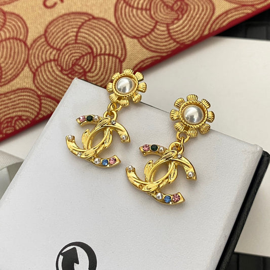 Pendientes Florales Dorados de Moda