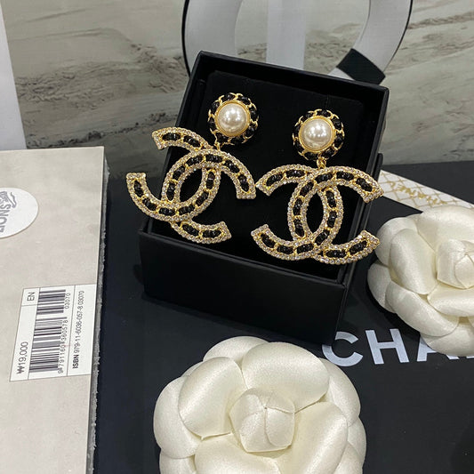 Boucles d'oreilles en cuir noir double C avec perles