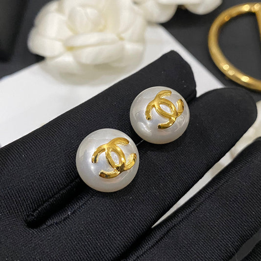 Boucles d'oreilles clous perlées avec logo élégant