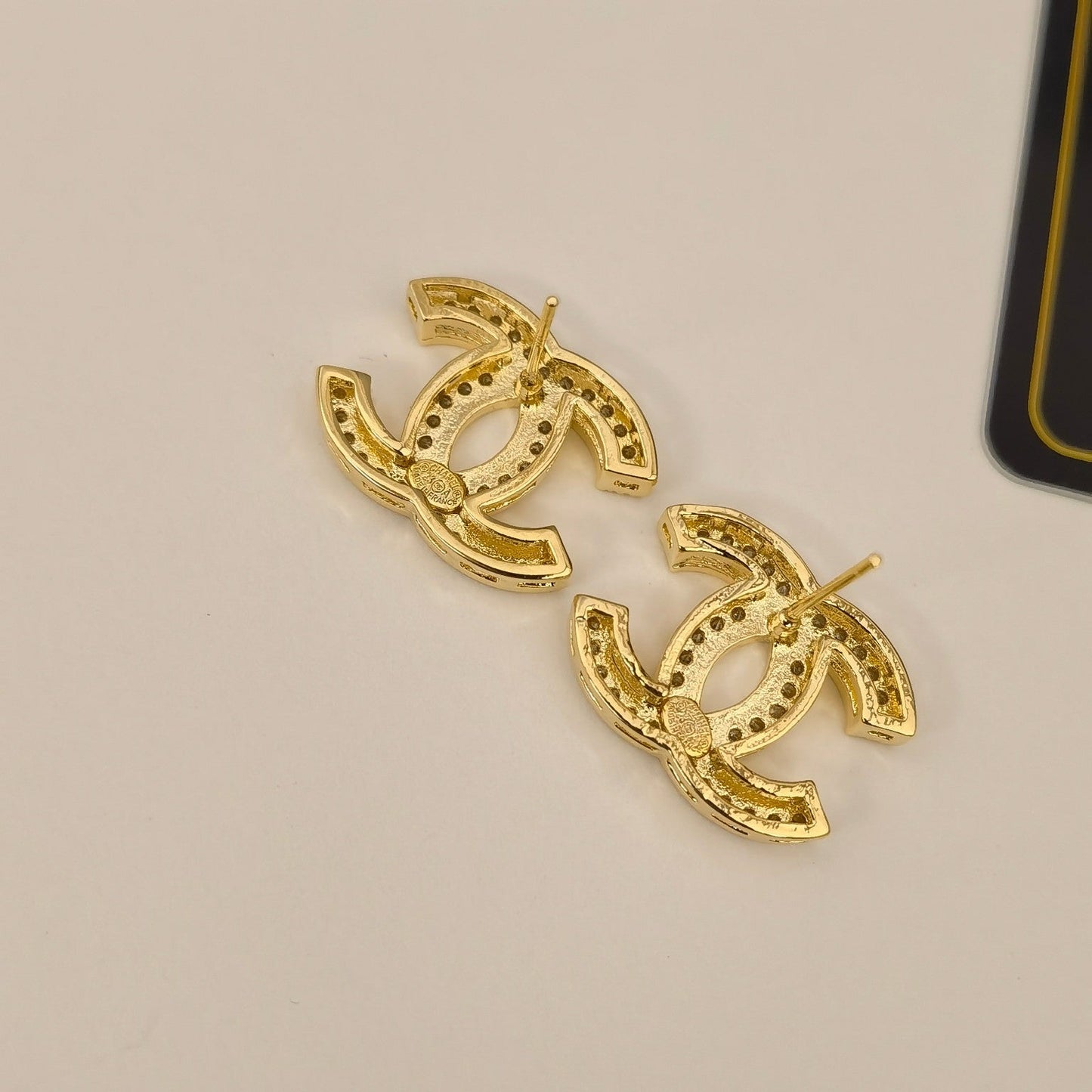 Pendientes con logo elegantes en plateado y dorado