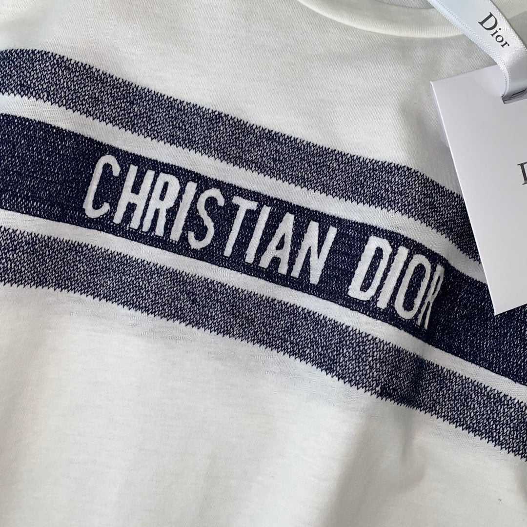 T-shirt brodé en fil teint par nouage
