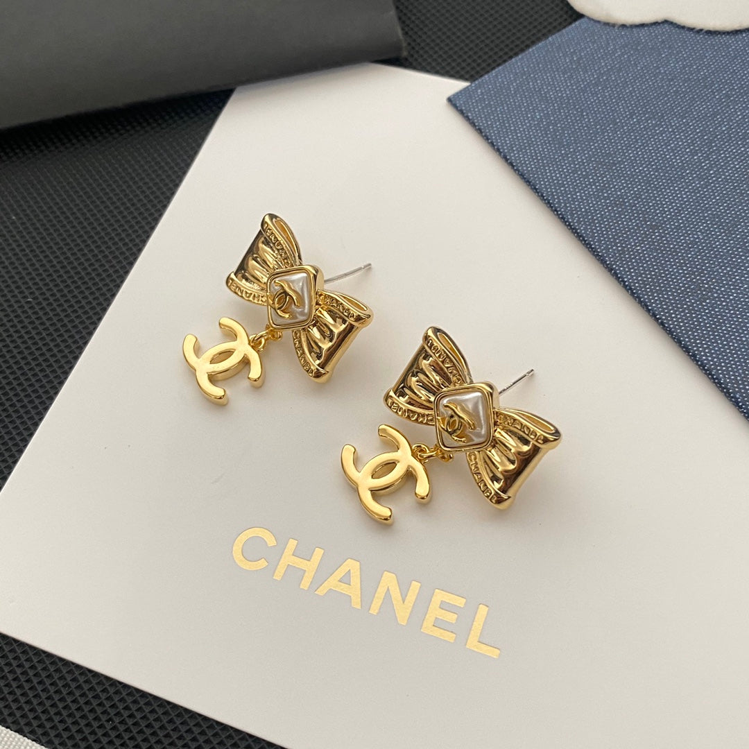 Boucles d'oreilles nœud délicat avec logo
