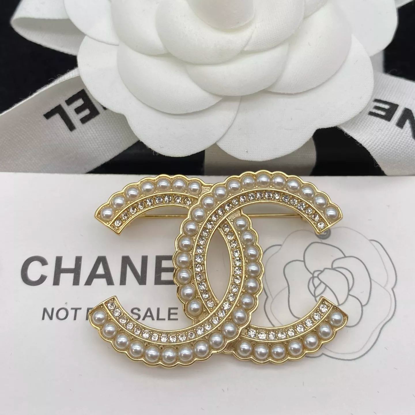 Broche diamantée épissée de perles de tempérament