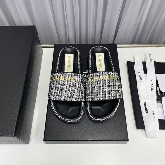 Sandalias planas clásicas de moda