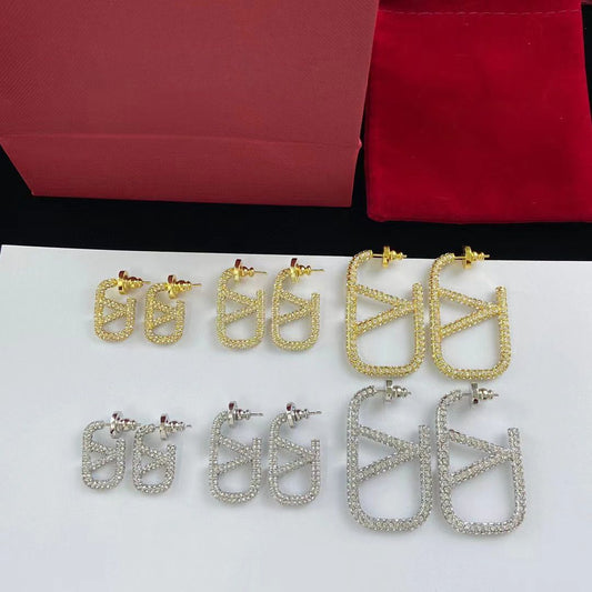 Pendientes con logotipo de metal con diamantes completos