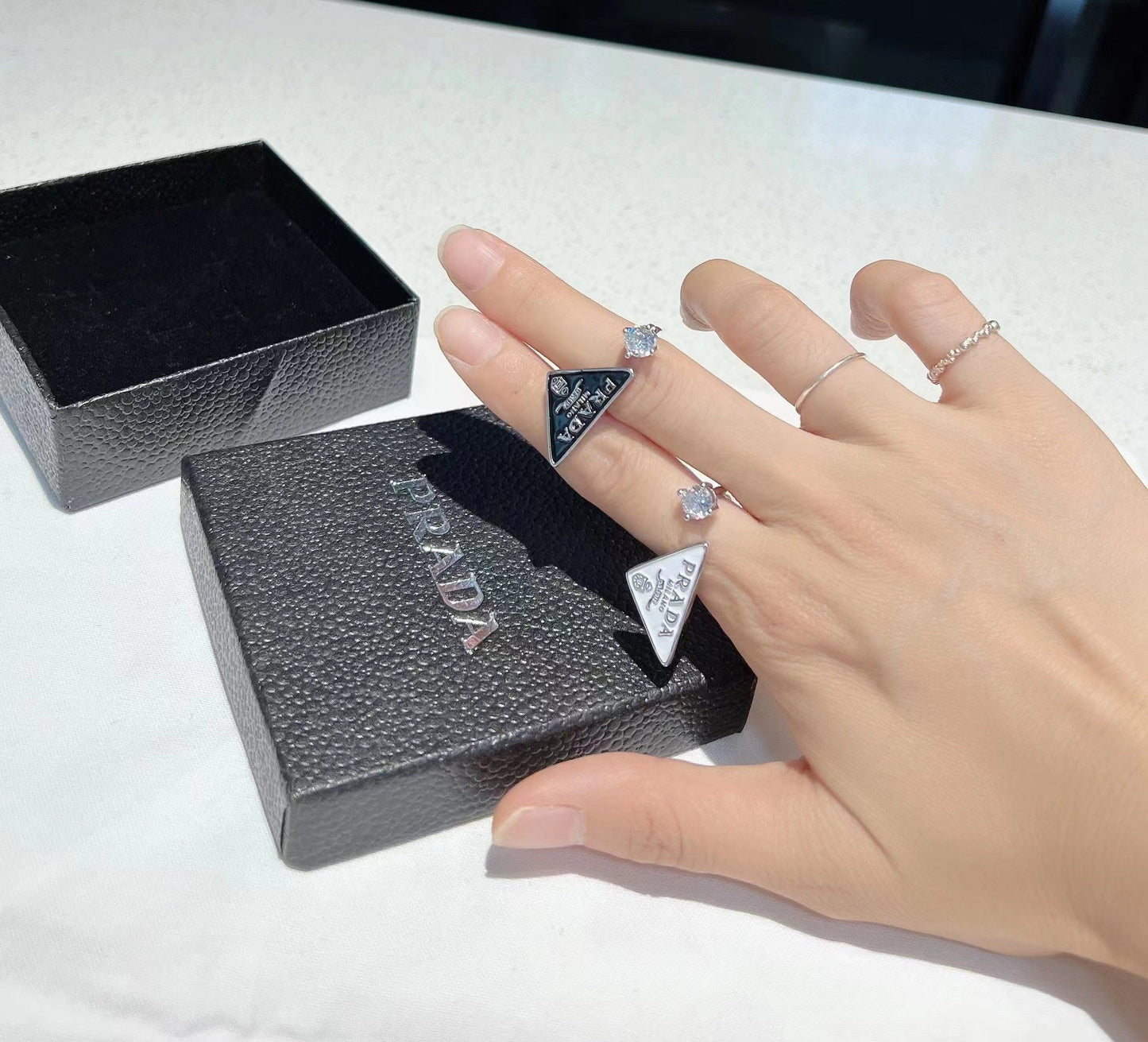 Bague ouverte en cristal avec symbole triangulaire