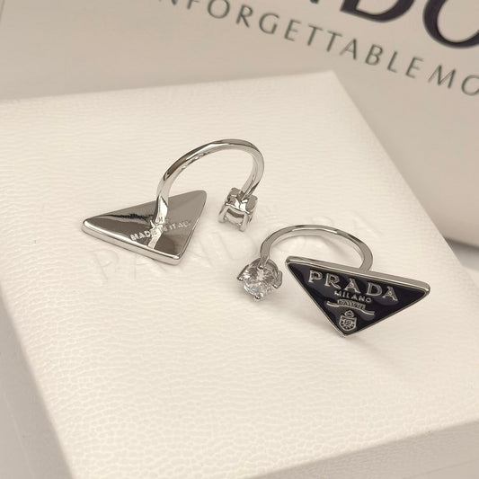 Bague ouverte en cristal avec symbole triangulaire