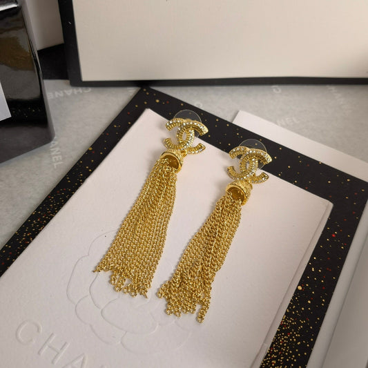 Boucles d'oreilles tendance avec pampilles et strass scintillants