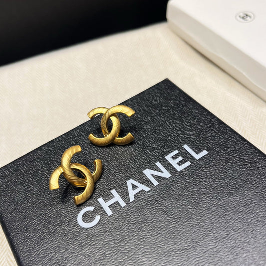 Pendientes Elegantes con Logotipo Dorado