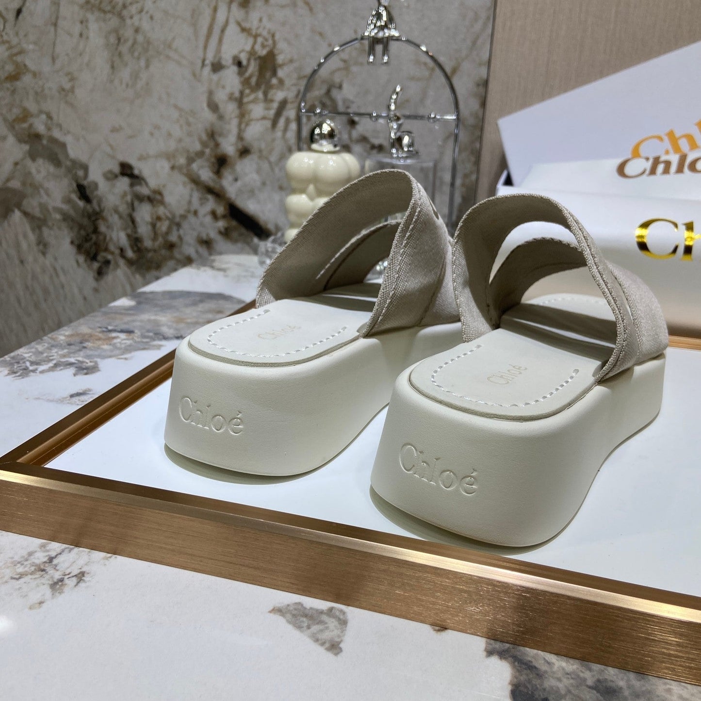 Sandalias de plataforma con cinturón bordado