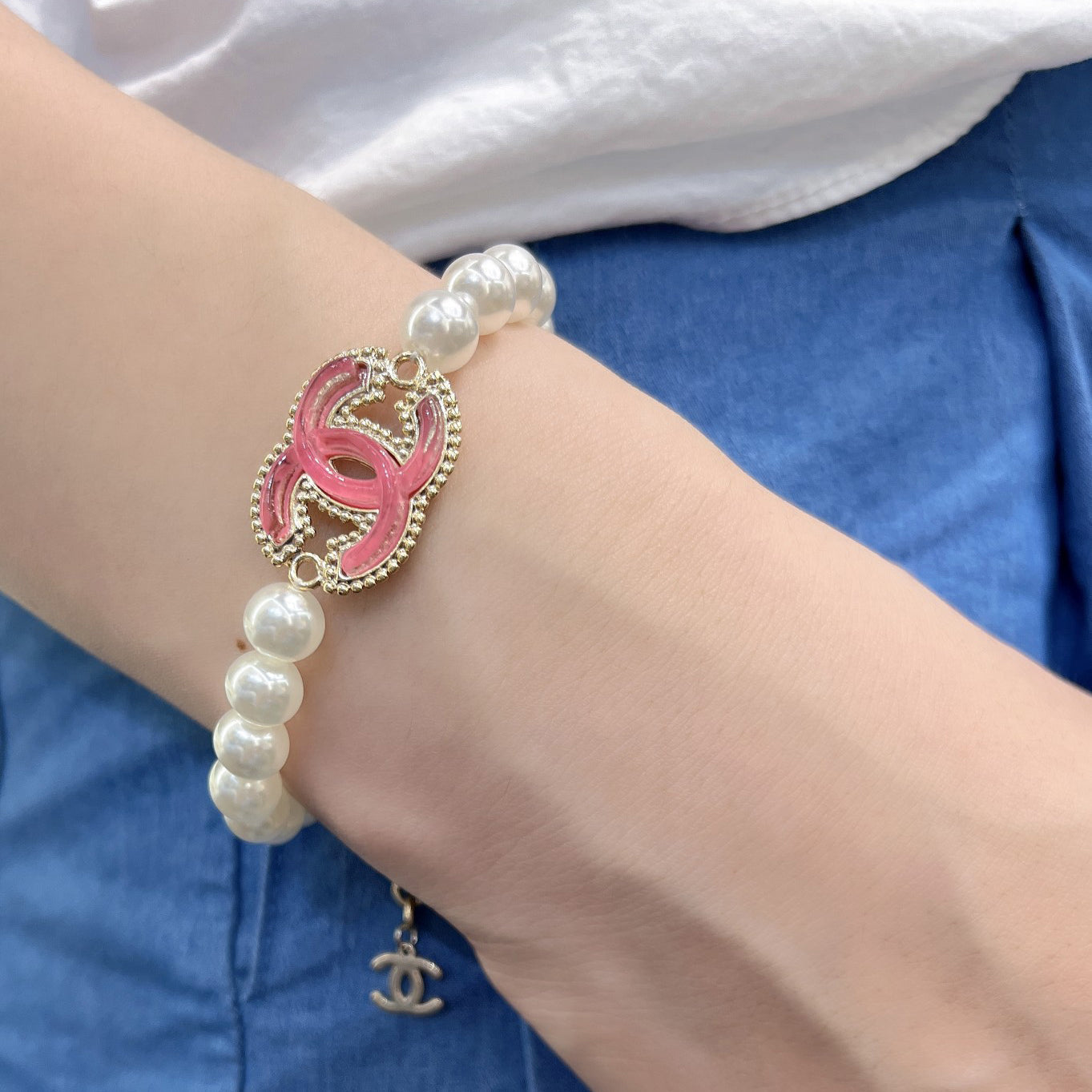 Bracelet perles émaillé rose avec logo