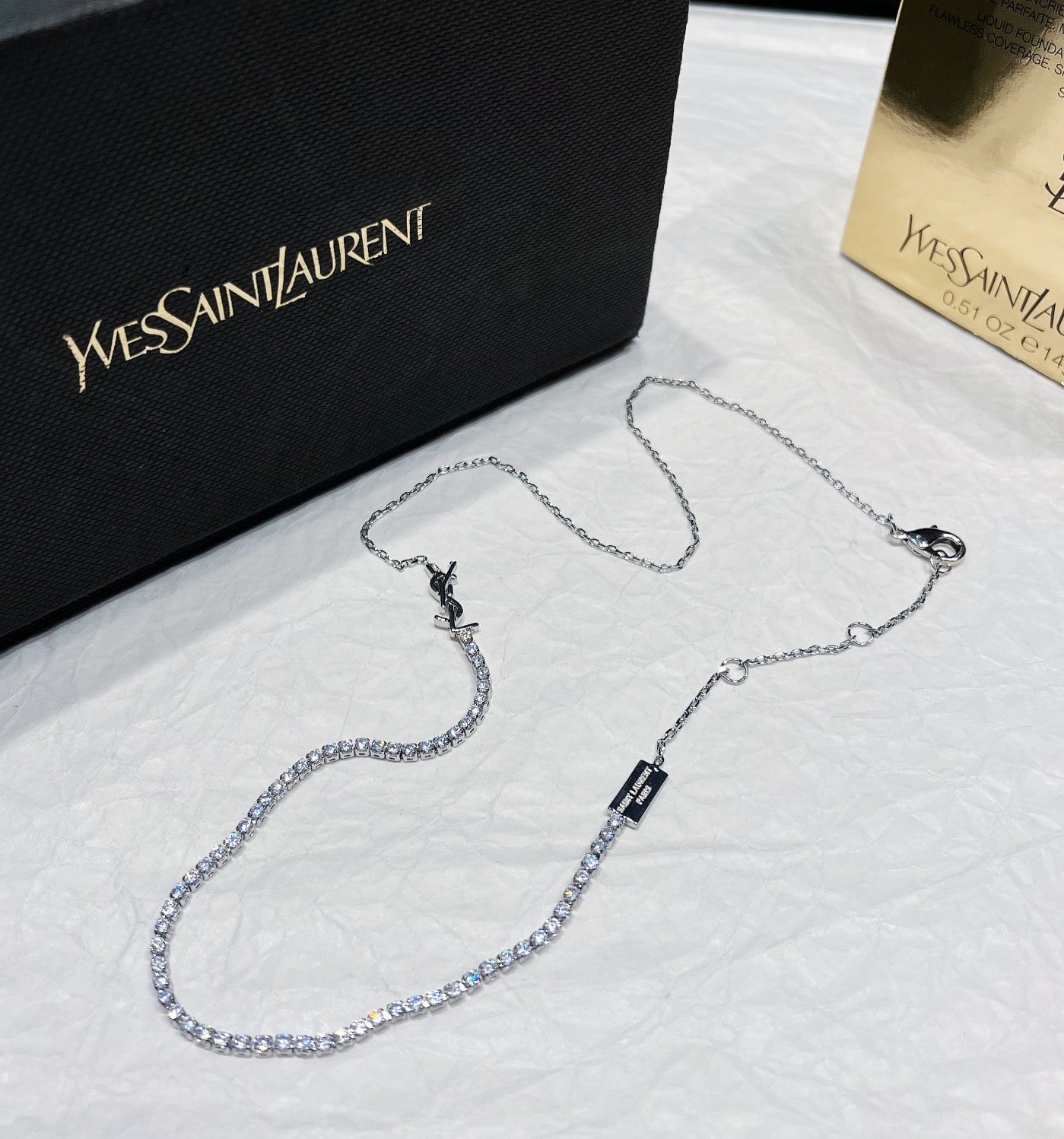 Collier mode avec logo en strass