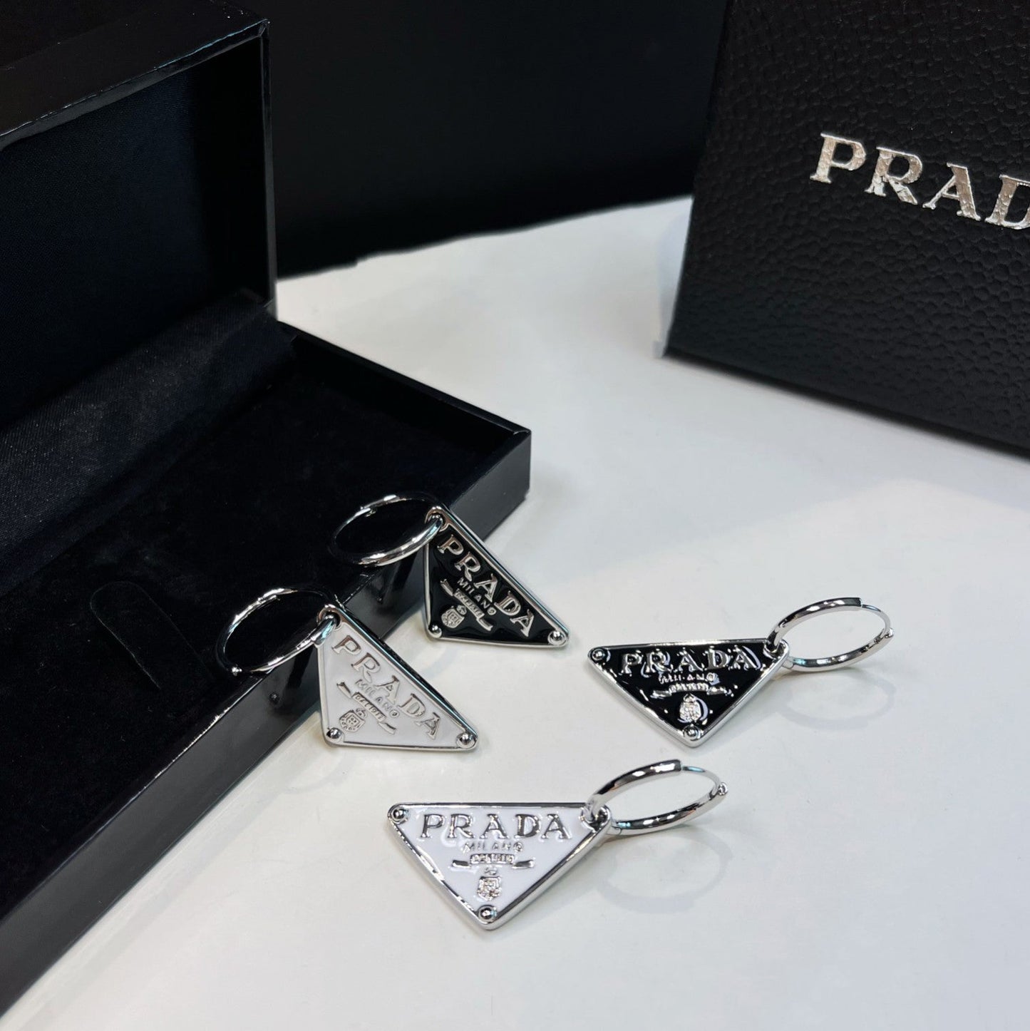 Boucles d'oreilles pendantes triangle classiques en émail