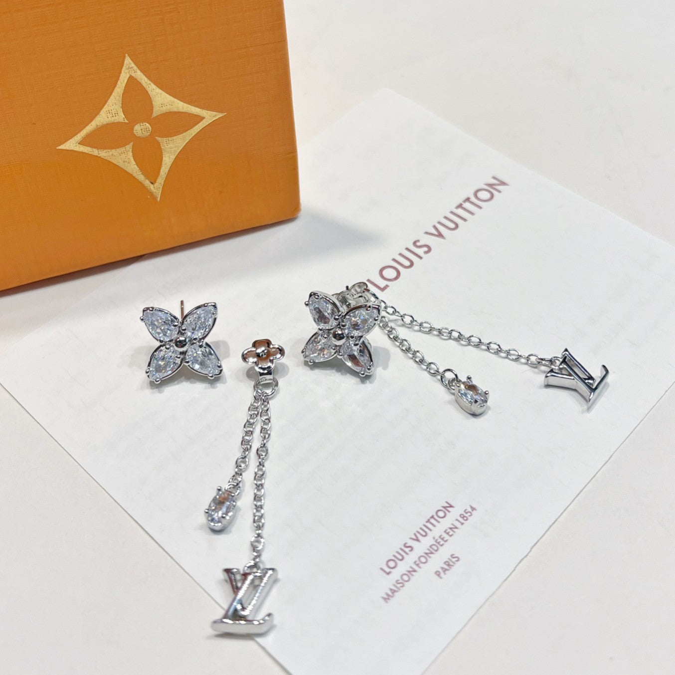 Boucles d'oreilles réversibles avec pendentifs floraux en cristal