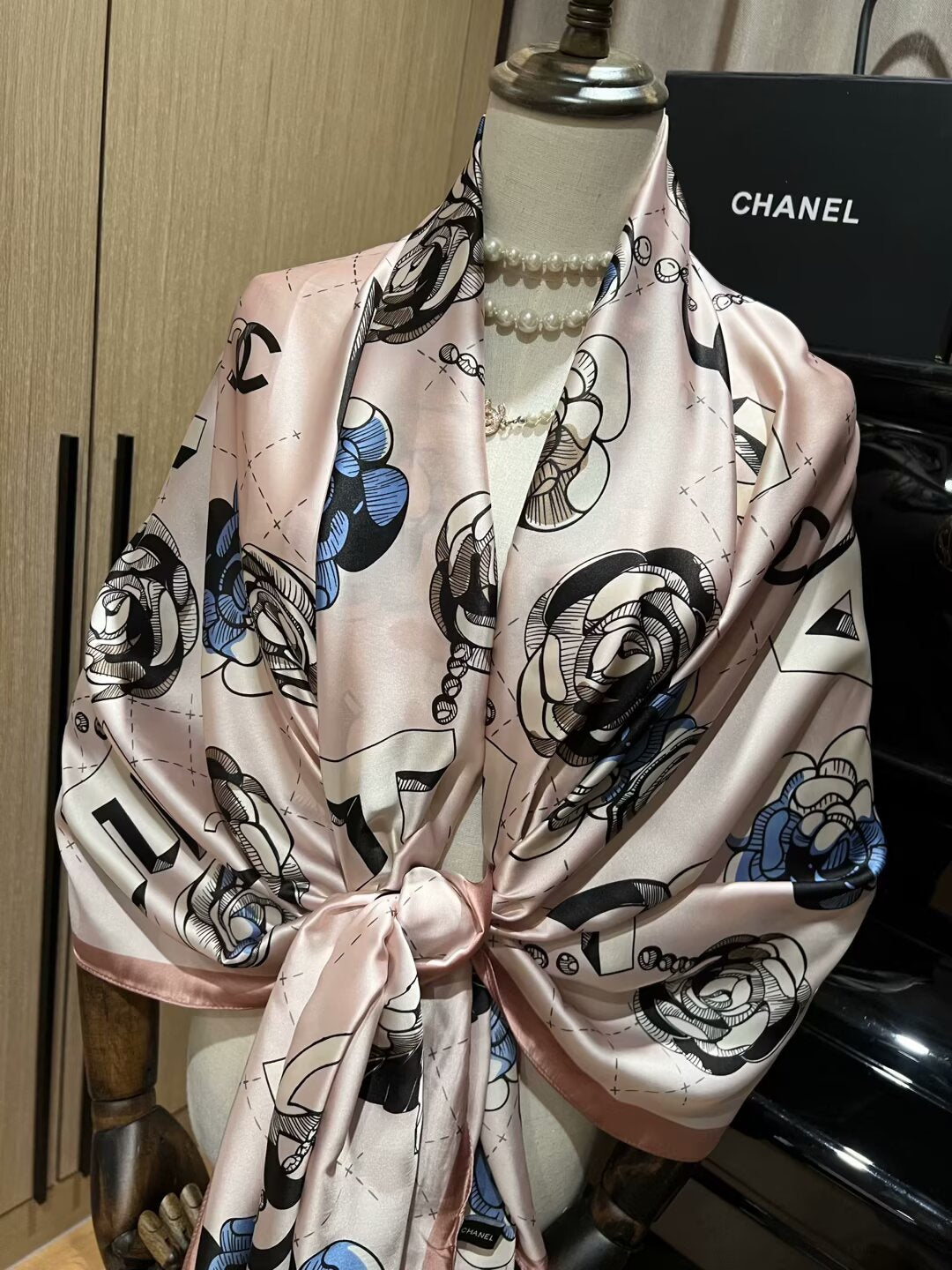 Écharpe en soie à motif floral élégant