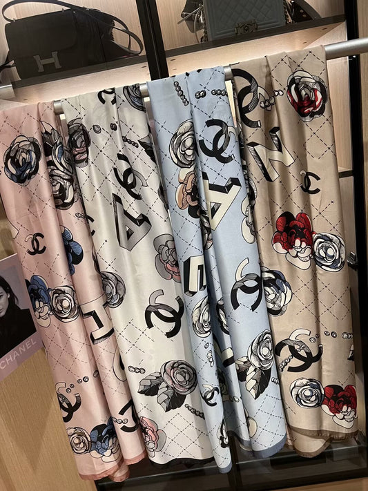 Pañuelo de seda elegante con estampado floral