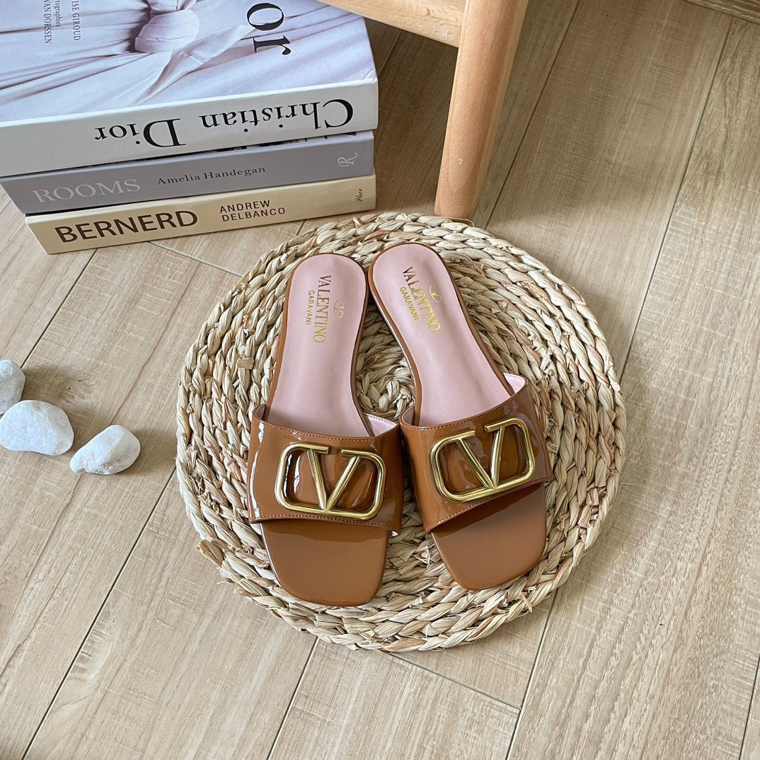 V Buckle Flat Slippers