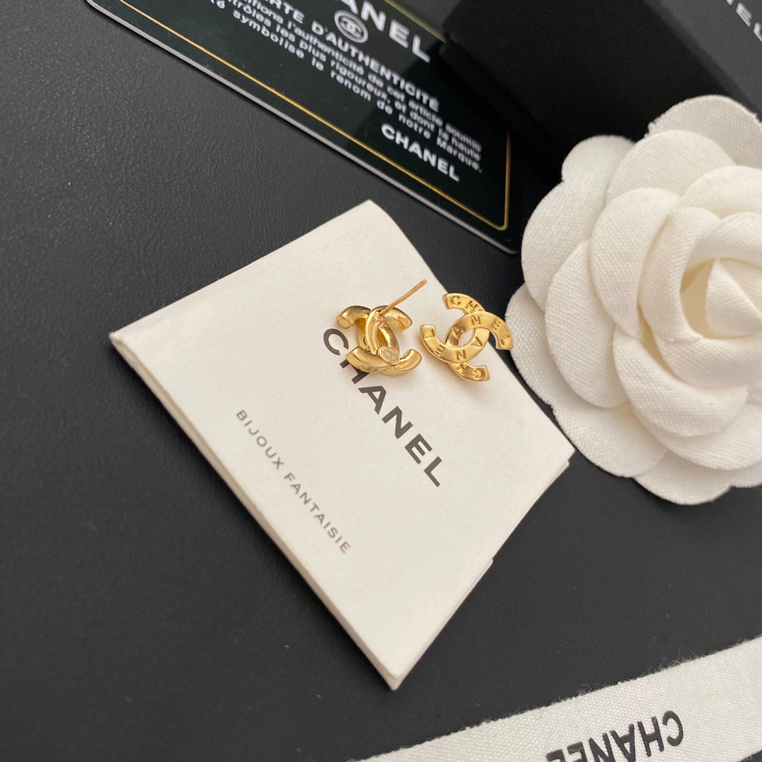 Aretes de plata esterlina con letras sencillas