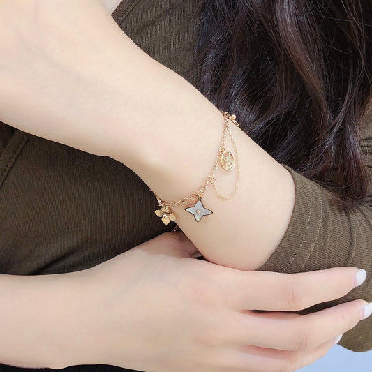 Pulsera colgante hueca de moda