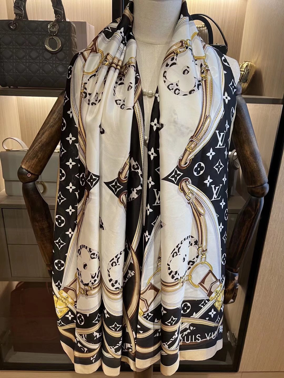 Foulard vintage en satin de soie gaufré