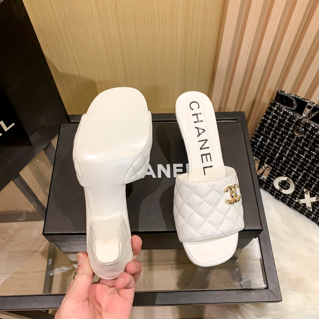Zapatillas de tacón triangular de cuero y diamantes