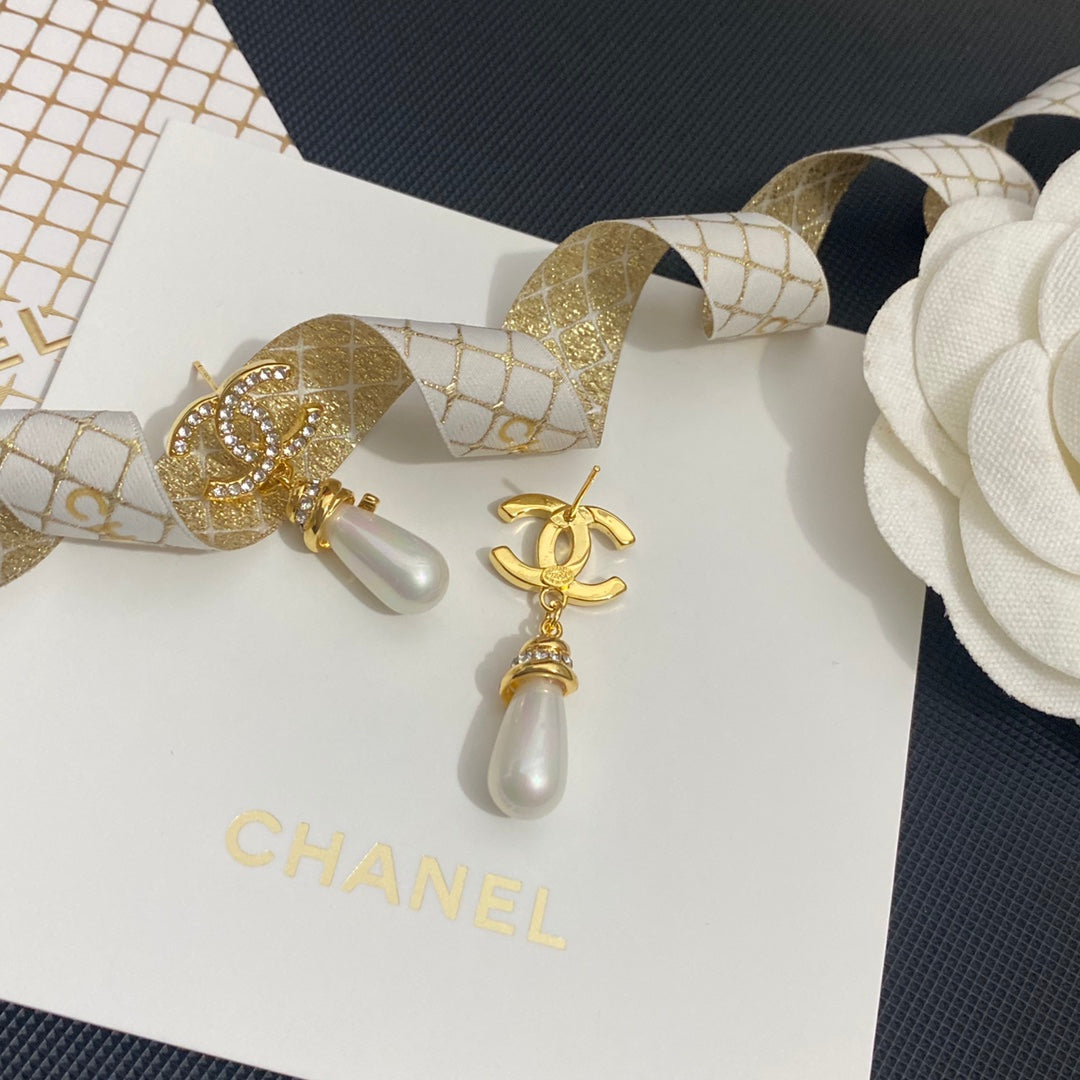 Elegantes Pendientes de Perlas con Diamantes de Imitación