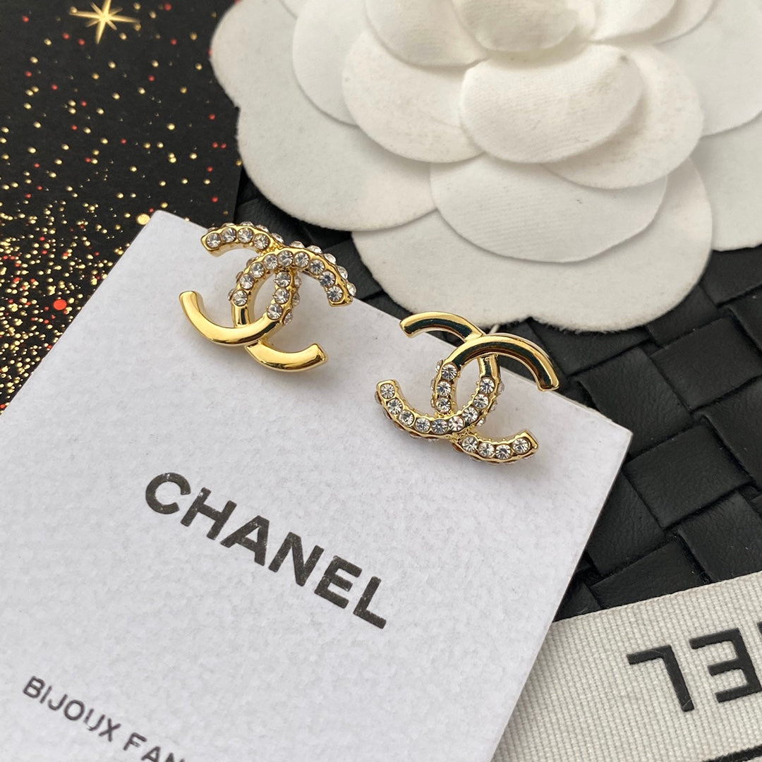 Boucles d'oreilles asymétriques incrustées de cristaux