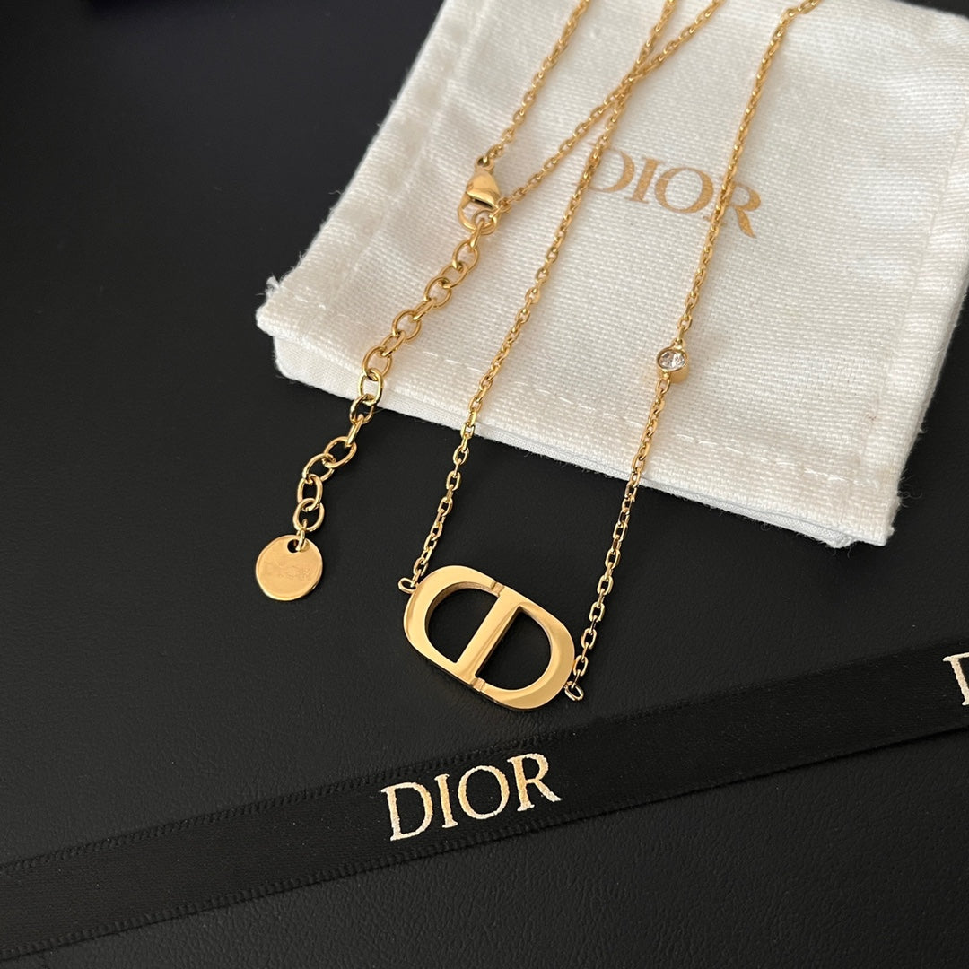 Collar de letras sencillo y a la moda