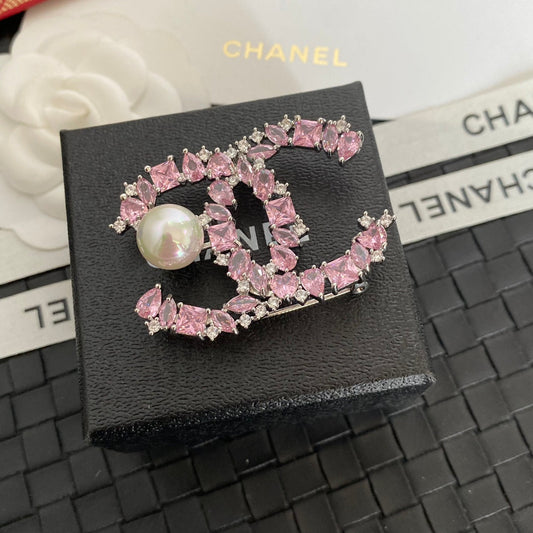 Broche con logo de Perla de Cristal Brillante