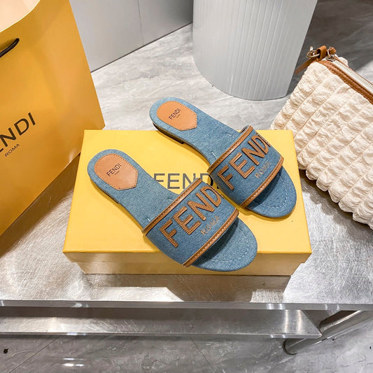 Pantuflas Planas con Letras Bordadas