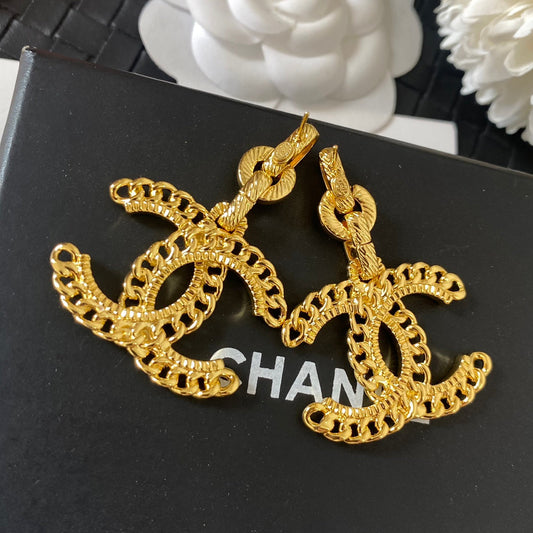 Grandes boucles d'oreilles dorées avec logo
