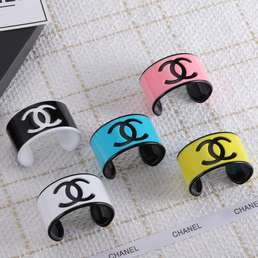 Brazalete Abierto Acrílico con Logotipo de Moda