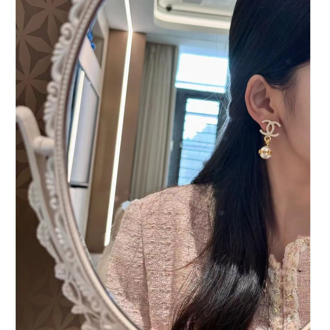 Pendientes elegantes de perlas con colgante