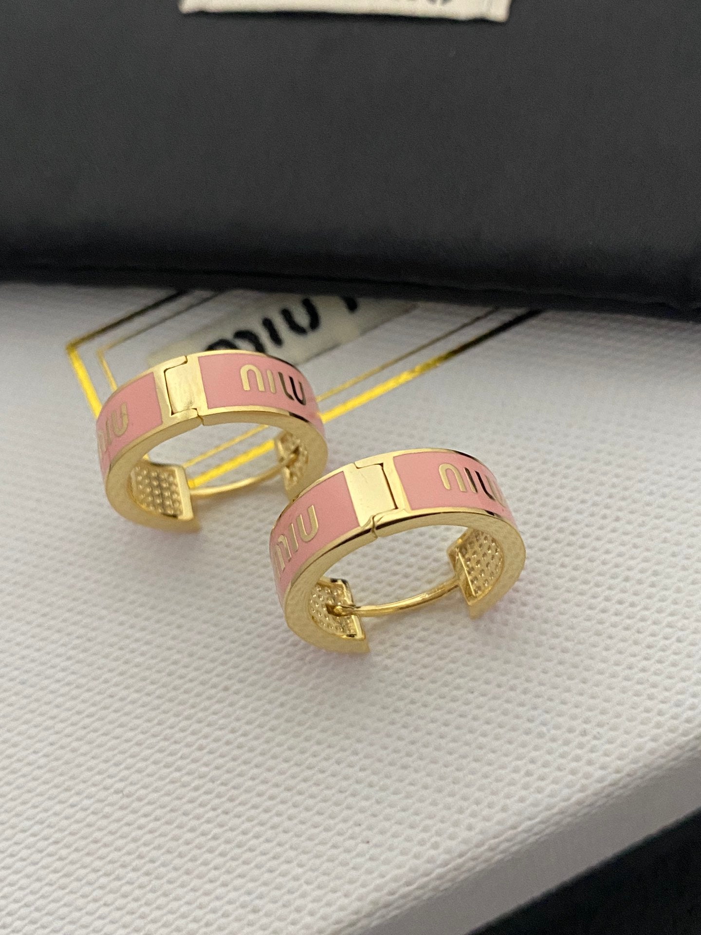 Aretes de latón esmaltado