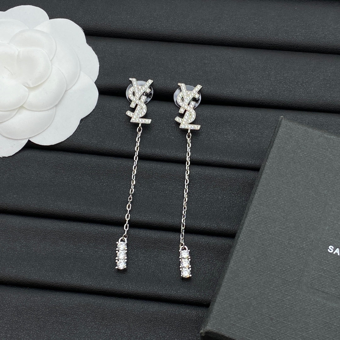 Pendientes largos de cristal con letras metálicas