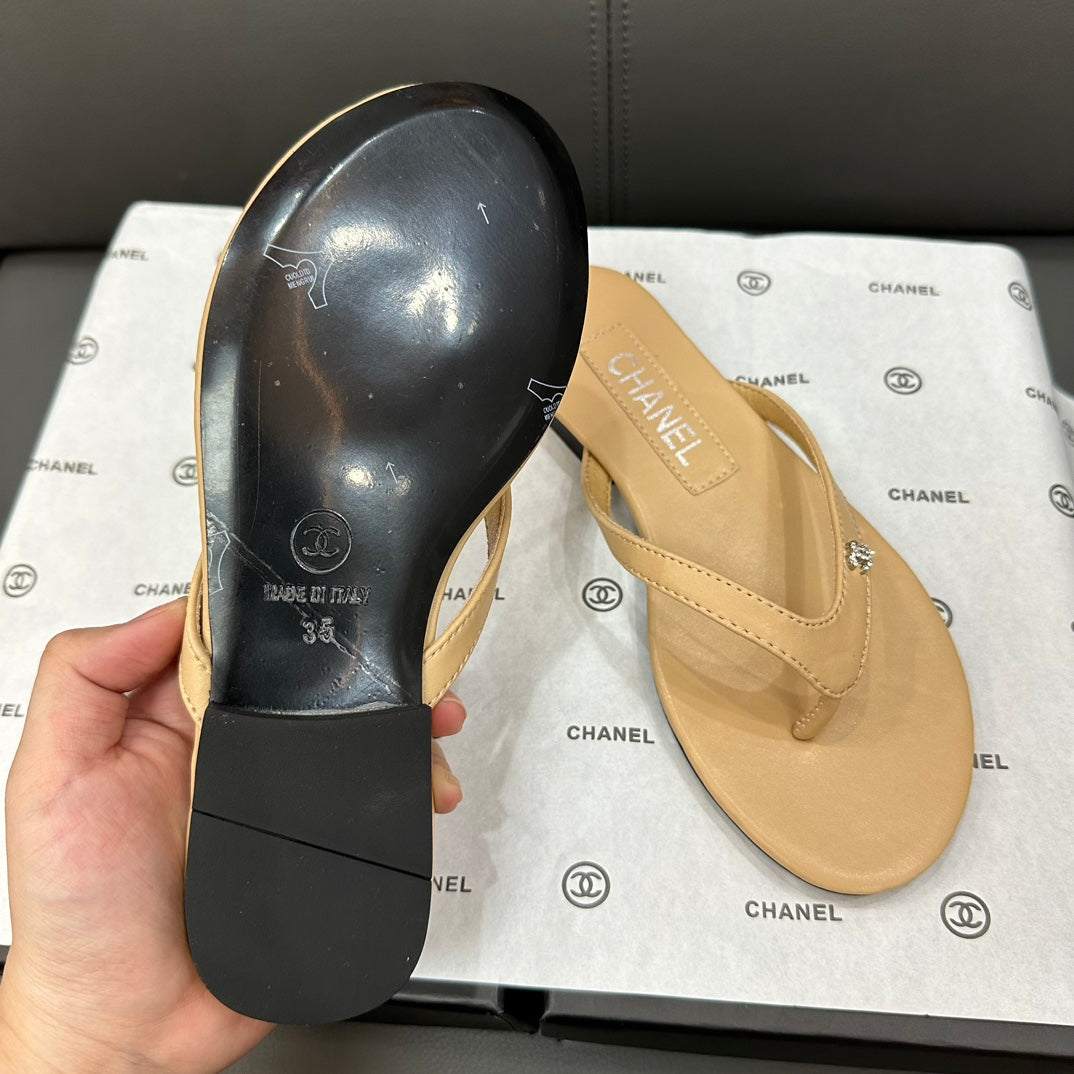 Chanclas con logotipo de pedrería