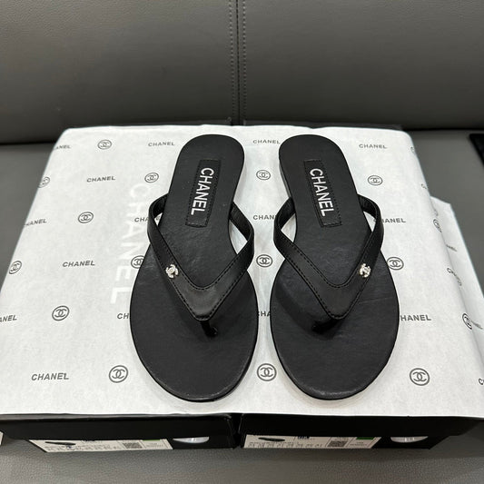 Chanclas con logotipo de pedrería