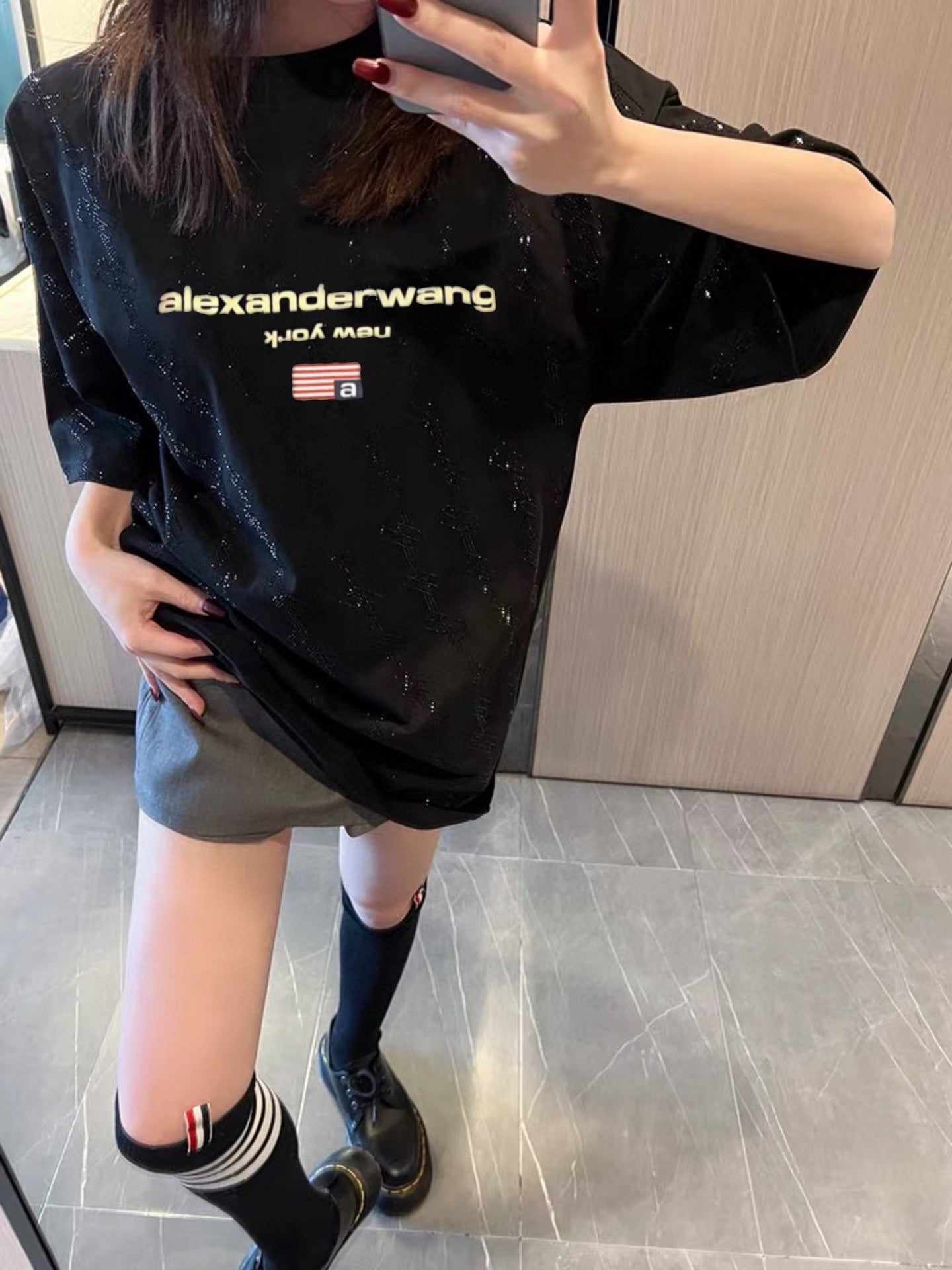 T-shirt à manches courtes avec logo brodé en mousse étincelante étoilée.