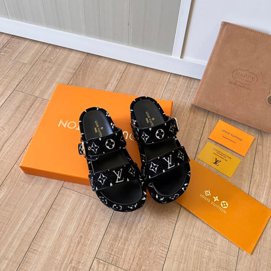 Pantuflas de Ante con Monograma y Suela Gruesa