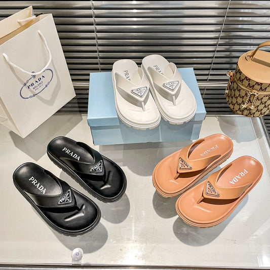 Chanclas de goma con logo de triángulo