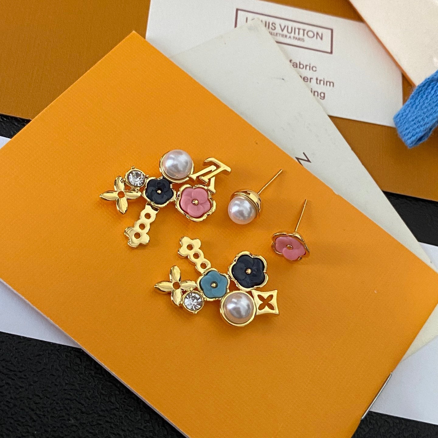 Aretes de moda asimétricos florales