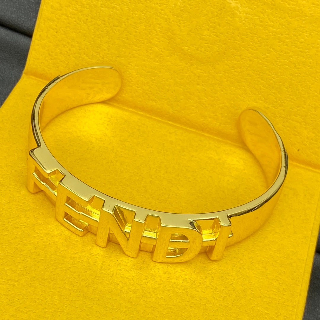 Bracelet ouvert en métal avec lettres