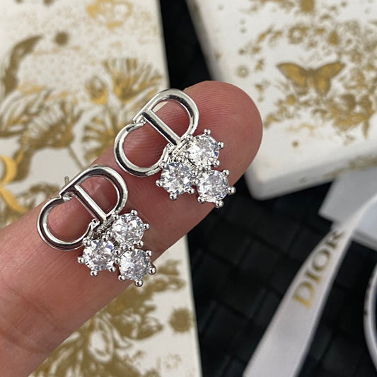 Aretes de cristal con letras pequeñas de moda