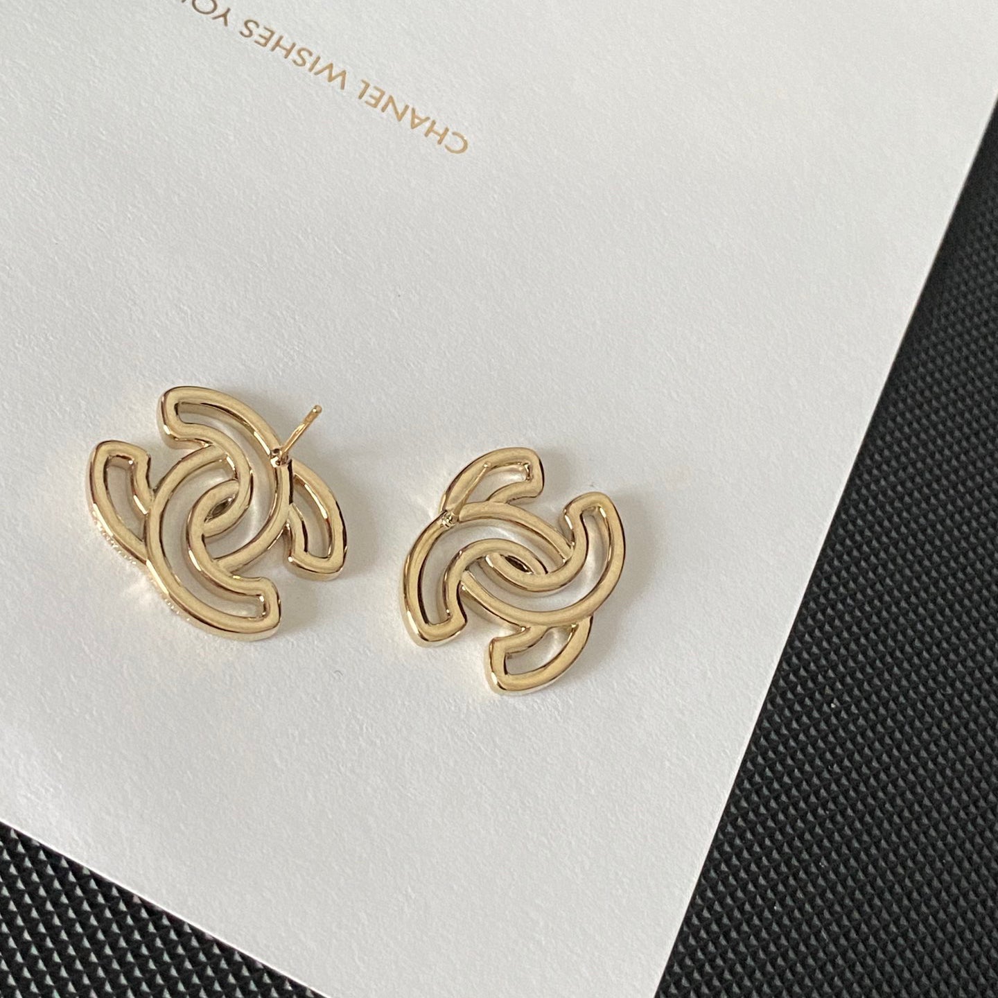 Pendientes Elegantes con Logo de Letra Transparente