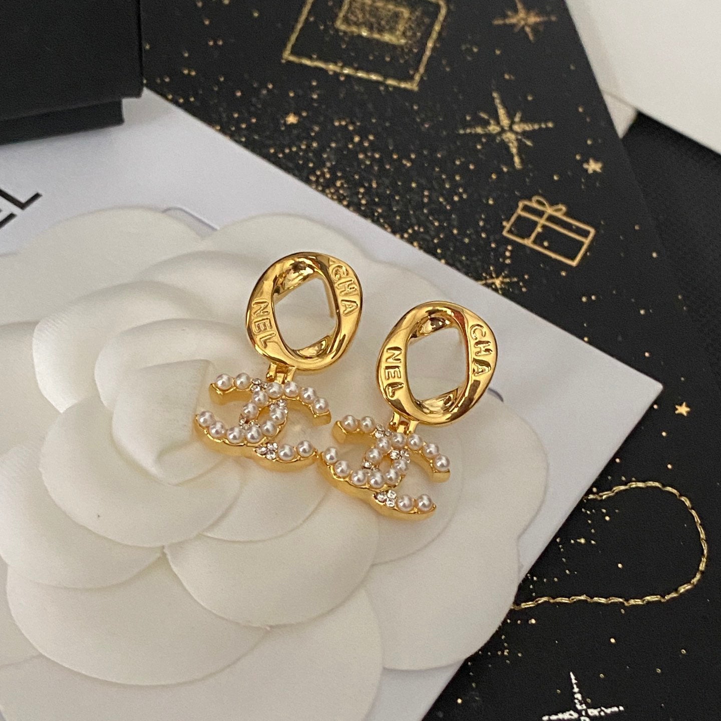 Pendientes de aro con el logo de letras elegantes