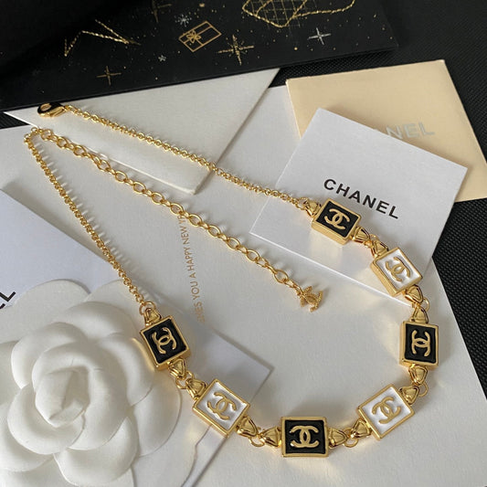 Collar Colgante con Logo Fashion Square