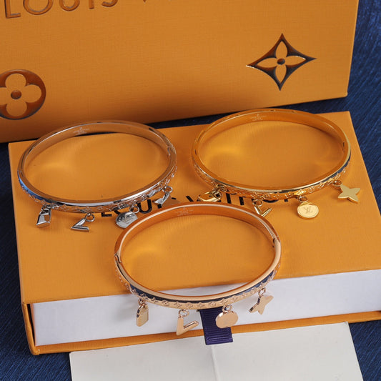 Pulsera con colgante de flor de metal