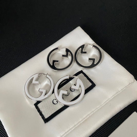 Pendientes de esmalte con la G entrelazada